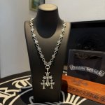 新款 专柜品质 Chrome Hearts克罗心 经典马蹄印十字架项链 三十十字架吊坠 凹凸造型不同的花纹设计风格 呈现出与众不同 十字架 童军花是克罗心的志