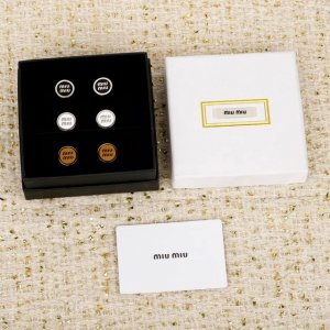 我们出品 Zp p2800，量大咨询客Fu M Um U耳钉 上耳方知它的美温柔又恰到好处的小可爱，女人又拿捏得刚好的俏皮，这大概是每个女人都想拥有的一种佩戴效