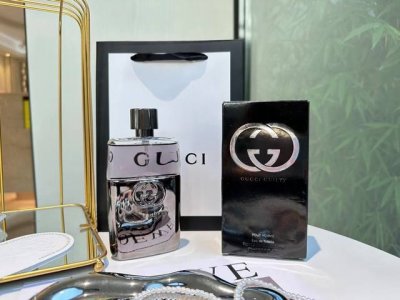 专柜品质 Gucci罪爱男士香水 Gucci的这款男士香水，是我很久之前就过目不忘的一款香水 低调奢华的一个淡雅黑色外观 配上淡紫色的香水 整个给人的感觉就是沉