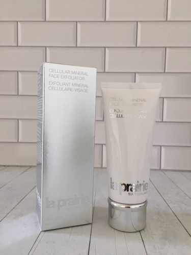 普通版 莱伯妮磨砂膏100Ml！这款产品算是La Prairie家族系列里比较亲民的～因为大部分人都只需要一周去一次角质，所以使用的性价比上还是相对较高一些的。