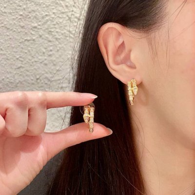精工版本Bvlgari宝格丽蛇耳钉以令人沉醉的绝妙设计捕捉Serpenti的魅力、诱惑和迷人的性感以此向其灵兽致敬。梨形明亮式切割钻石尽显极致光芒 带原版Log