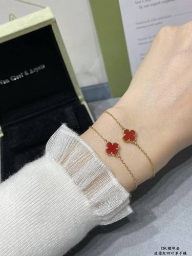 V金镀咪金 Vca Cleef&Arpels 迷你高级红玛瑙四叶草手链四叶草 此系列设计灵动 线条流畅 易于佩戴 展现无限搭配的可能 为每一位女性的生活带来丰富