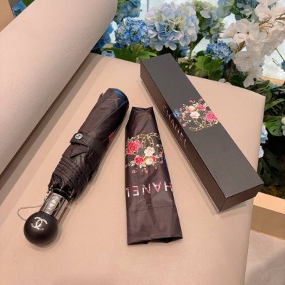 Chanel 香奈儿 三折自动折叠晴雨伞 集合香奈儿灵魂Logo为一体的设计风格高雅奢华 带在身上带来独特视觉效果 为伞而动 骄阳烈日下 有独家防晒科技 伞面选