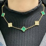 V金材质 Vca天然孔雀石间隔钻十花四叶草项链 Cleef&Ar批Els 四叶草 此系列设计灵动 线条流畅 易于佩戴 展现无限搭配的可能 为每一位女性的生活带来