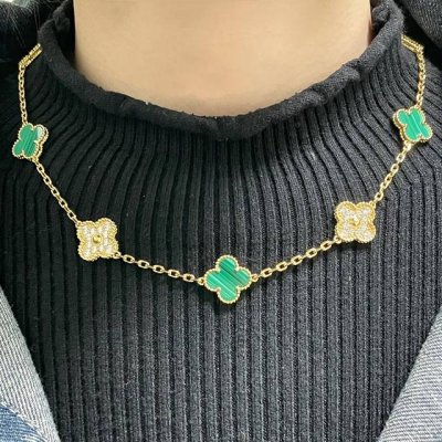 V金材质 Vca天然孔雀石间隔钻十花四叶草项链 Cleef&Ar批Els 四叶草 此系列设计灵动 线条流畅 易于佩戴 展现无限搭配的可能 为每一位女性的生活带来