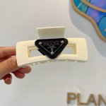 配包装 prada 普拉达 欧美新款潮流抓夹 明星同款 女神必备单品 非常百搭 时尚发夹 戴上它满满的高大上