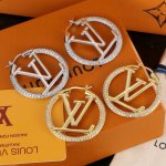 精工版本 路易威登耳钉 秉承精湛匠艺 以锻造耀目 Lv Twig 抛光色泽成就经典 Lv 字母的自然化身 流露品牌格 明星同款 经典百搭 金银两色