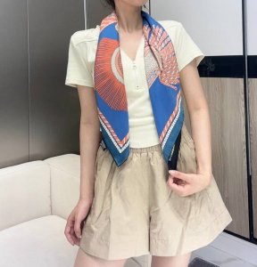 Hermes ~~ 华丽肩章 90厘米双面方巾 18Mm顶级真丝双面异色方巾 手工卷边斜纹真丝双面方巾 100%桑蚕丝 首款双面印花方巾 创新技术将两款多彩方巾