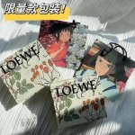 专柜品质 罗意威情人节香薰三件套！味道： 男士透明瓶：100Ml大瓶香水+小样+挂坠。 女士磨砂瓶：100Ml大瓶香水+小样+挂坠。