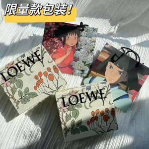 专柜品质 罗意威情人节香薰三件套！味道： 男士透明瓶：100Ml大瓶香水+小样+挂坠。 女士磨砂瓶：100Ml大瓶香水+小样+挂坠。