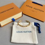 lv 手镯，Lv Volt Multi 模仿立体的浮雕效果，你可以看到宽边镯壁上交替嵌入 L 、 V 字样的几何图案，金质表面经过细致抛光，拥有平滑的触感和细腻