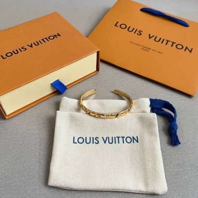 lv 手镯，Lv Volt Multi 模仿立体的浮雕效果，你可以看到宽边镯壁上交替嵌入 L 、 V 字样的几何图案，金质表面经过细致抛光，拥有平滑的触感和细腻