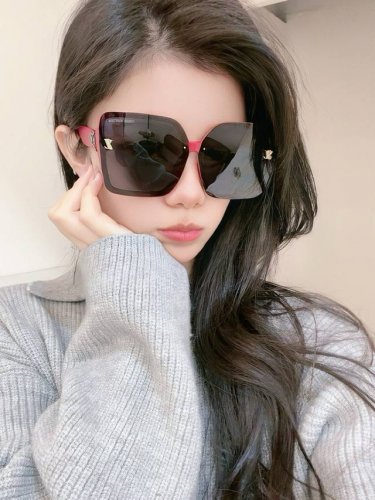 Lv大框太阳镜墨镜经典的方框设计，不挑脸型，无论搭配大衣还是连衣裙都非常显气质预防紫外线 型号：型号：L3230