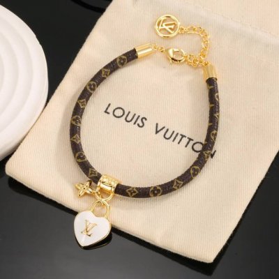 男女可戴 Lv Circle 可逆手绳以标志性的单字帆布和金色金属树干螺柱为特征，向路易威登的历史致敬。光滑精致的小牛皮，以及金属扣，创造了一个抛光的外观。