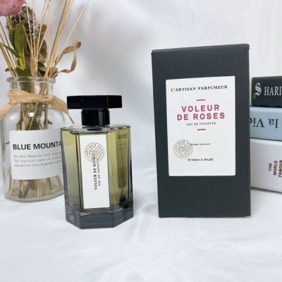 专柜品质 阿蒂仙L'artisan Parfumeur香水 Ml 阿蒂仙小偷玫瑰 广藿玫瑰调。开头广藿香扑面而来，夹杂着一点点青绿带涩的玫瑰，慢慢的广藿香消散，