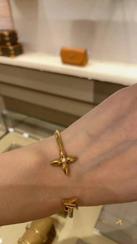 我们出品 Zp6050，量大咨询客Fu L绿 繁花粉钻手镯 爱了爱了！5A级心形钻超Bling让人眼前一亮Flowergram 系列很有个性设计感的一款手镯，造