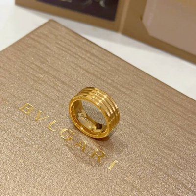 宝格丽项链V金材质。Bvlgari宝格丽 Divas‘ Dream 系列 品相完美，细节无敌，那种独特的色泽完全无可挑剔，再缀以经典指环外形设计，简约之余却又优
