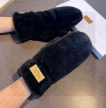 ugg 秋冬懒兔毛羊毛手套值得对比同款不同品质，秒杀市场差产品，羊毛十懒兔毛内里加绒 经典不过时款.喜欢可以入手了，这种品质的今年用了明年还能用 配盒子码数均码