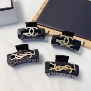 ysl圣罗兰 Chanel小香 亚克力钛钢Logo抓夹 气质百搭 日常精致小单品 小仙女必入单品 宝藏款 闭眼入推荐款 单个