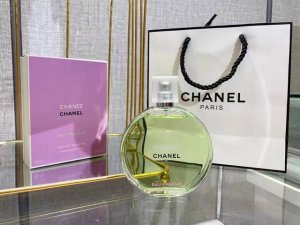 专柜品质 chanel香奈儿绿色邂逅 如果想要用一种味道带给人一种有生机有朝气又满满的活力 我立马想到的是这支香奈儿的绿邂逅 它外表简约大方 磨砂质地的瓶盖 银