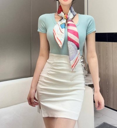 真心赞 L热气球印花90 本款 Up And Away 方巾讲述品牌悠久旅行历史。以印花工艺打造热气球、传统旅行箱和经典手袋图案，搭配路易威登标识织纹，搭配雅致