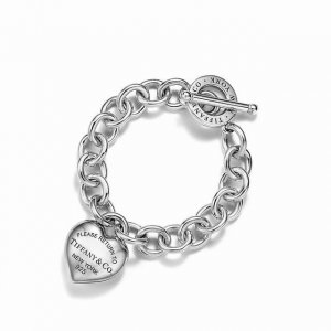 新款立体爱心手链 Return To Tiffany 系列灵感源自 1969 年问世的标志性钥匙扣，经典标志诠释蒂芙尼的卓尔不凡。此款设计简约的心形手链彰显前卫