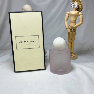 专柜品质 祖玛珑祖马龙春日限定樱花香水100Ml Jo Malone London 香调:花香调 前调:香柠檬橘子 中调:玫瑰含羞草樱花 后调:木质香麝香 属性