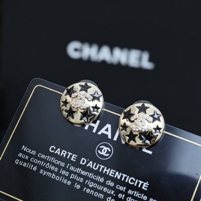 Chanel珐琅星星耳钉 真的会沦陷于这副耳钉里~ 满满高级百搭单品绝对的爆款之一