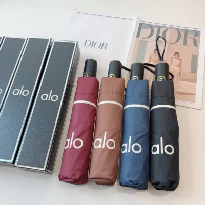 alo 三折自动折叠晴雨伞 灵魂Logo为一体的设计风格高雅奢华 带在身上带来独特视觉效果 为伞而动，骄阳烈日下，有独家防晒科技！伞面选用超高密度碰击布 轻盈拒