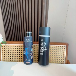 Herm S 爱马仕 新款 五折伞 热卖款 时尚指数爆表 不论晴天雨天使用都相得益彰 拥有它感受风从身体经过的感觉 留下沁人的芬芳 时尚达人必备哦 原单代工级品