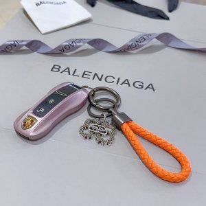 新品发布 巴黎世家包包挂饰钥匙扣 巴黎世家钥匙扣 最新款包包挂饰档次更高明星同款 经典款联名设计理念钥匙扣系列 细节对版做旧处理 非市面亮面版型 这款一直在出