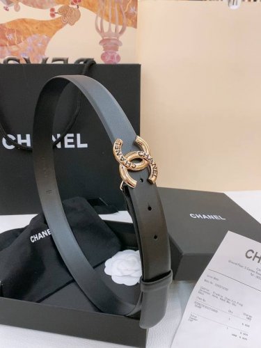 特 Chanel经典双C 树脂黑 与 白 腰带 新款Logo扣搭配进口小牛皮皮带身，质感满分，简直身春日里的点睛之笔，皮带直径3.0Cm