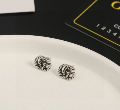gucci古驰 复古G字做旧新款热卖款耳钉 源自于70年代的经典设计麻花刻画图案 与专柜一致材质做旧效果