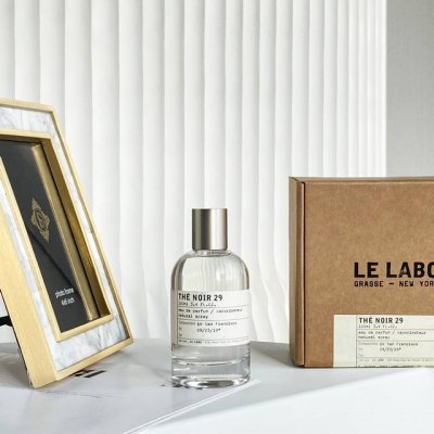 高品质/120 实验室29号红茶浓香水100Ml 先发发新入的这只红茶，因为它又成近期最爱惹！！ 整个香水的层次感不强，但是很隐约，想让人不停地闻到底是什么味道