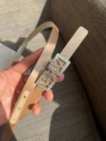 本款Flower Strass花钻腰带以雅致丝缎制成，配以传统闪钻饰扣。为您的装束增添奢华魅力。 意大利制造 罗杰维维亚女士Flower Strass 花钻腰带