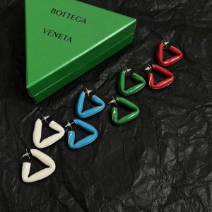Bottega Veneta Bv耳钉 金属感十足 特别特别赞，整体细节非常令人惊喜，设计感十足，必须为世家的设计点个大大的赞，不仅带出个人自信及品味，款式典雅