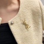 ysl圣罗兰专柜新款同步复古木纹理胸针 是最懂女人的饰物 那些倾注了全部心血去做自己的女人 往往更珍惜胸针的意义 圣罗兰女士把胸针别在帽子上 并告诉那些模仿她的