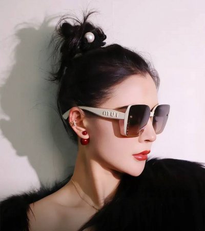 Miumiu 缪缪2025闪耀新款璀璨登台 太阳镜潮品 精致个性设计简约时尚 专柜品质值得拥有 绝对潮爆 提升个人品味的时尚单品～型号：M5550
