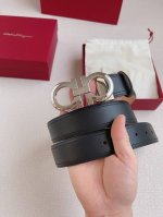 菲拉格慕 腰带配饰成就不凡。全新Salvatore Ferragamo皮革配饰系列演绎经典优雅风范。皮带宽度：35Mm
