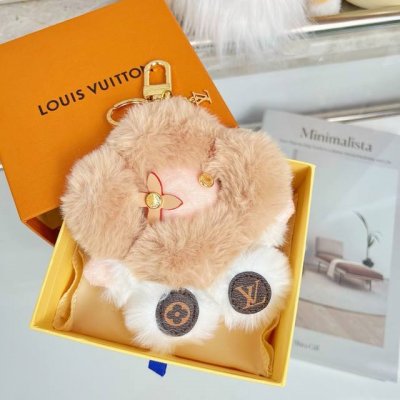新品Vivienne小号太阳花粉色毛绒公仔钥匙扣挂件 Louis Vuitton路易威登Vivienne太阳花毛绒公仔 官方售价近一万且超级难买，迷妹们肯定是要