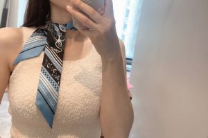 亚马逊庆典 这款小巧的真丝配饰佩戴方式千变万化 可为您的日常造型增添灵动妙趣 法国制造 设计师亨利 道西尼 Henri D'origny 尺寸 5 X 86.5