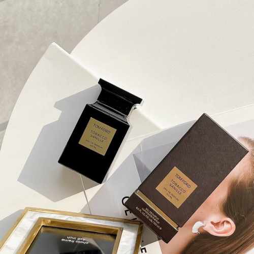 专柜品质 汤姆福特Tomford 烟叶香草香水 杀戮与温柔 在Tf里比较冷门 光看名字就知道味道足够中性 烟草香味虽迷人 但难驾驭 如果用电影人物比喻 它像马龙