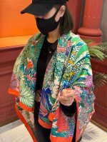 双面同色l！ Hermes双面丝巾又一新款新色 马与森林 独家对版套色，感动级别！！！超级推荐 Hermes限量双面印染丝巾 两面不同的配色h今年真的开挂了，这