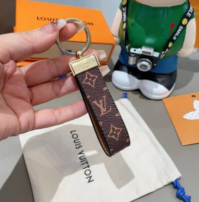 Lv 钥匙扣车钥匙扣经典老花 黑格 Monogram 帆布不仅精美 而且经久耐用 是 Dragonne 钥匙扣理想的材质 可打造这款兼具实用性和时尚性的配饰