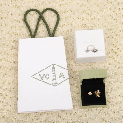 205502 我们出品 三叶草开口戒指 可订做真金真钻 pk市面各种金货量大咨询客Fu frivole系列作品宛如花卉在微风轻拂下摇曳生姿 其设计立体灵动 精巧
