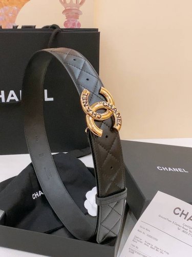 特 -Chanel 树脂扣 经典双C 树脂黑 与 白 腰带 新款Logo扣搭配进口小羊皮菱格带身，质感满分，简直身春日里的点睛之笔，皮带直径4.0Cm