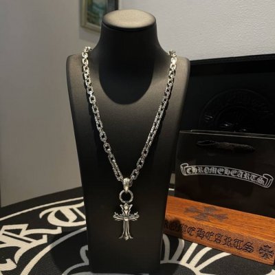 抖音 快手 Ins 小红书 直播热门 新款 专柜品质 Chrome Hearts克罗心锁扣字母项链 十字架吊坠 凹凸造型不同的花纹设计风格 呈现出与众不同 十字