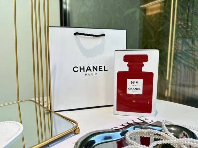 专柜品质 Chanel香奈儿限量版红色5号香水 Ml Chanel红色限量系列，5号纪念版香水。小香最为经典之作的香水，非常适合情人节送人。 Chanel 红色