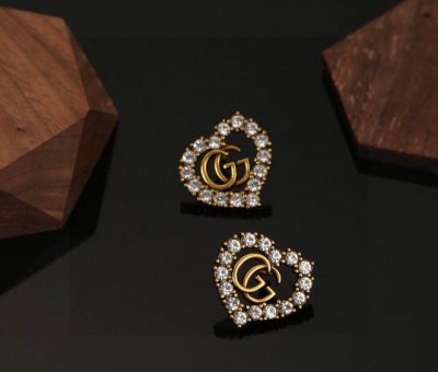 gucci 专柜同步 心桃彩钻钻耳钉。选几款心仪的首饰来点缀美美的你 上拔草很久 、古驰 Gucci 高端定制 原版打造 上身超级好看，非常复古时尚的一款，Gu