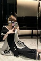 香奈儿尾单经典款羊绒披肩，直接出欧洲的，正儿八经的正品订单 和大货一起出来，不用多流弊的文字，它是全世界最好的chanel，羊绒柔软至极，上身才会知道它的美，大